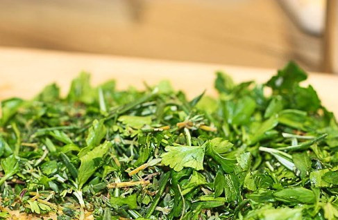 1. Этап. Свинина в тесте в духовке: Зелень моем и обсушиваем, чтобы ушла вся лишняя влага. Мелко нарезаем зелень.