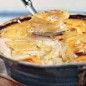 Картофель по болгарски Сливочное масло нужно размягчить потом взбить с творогом, добавить перец и соль довести до однородной массы. Картофель очистить от кожуры и нарезать предельно тонкими кружочками.Форму смазать маслом и выложить в нее треть картофеля, таким же количество сверху выложить творожную массу.Повторить такую же выкладку еще рас и разровнять поверхность влажной лопаткой. Форму плотно накрыть фольгой и поставить в нагретую духовку до 200 С на 1,2 часа.Фольгу убрать и уменьшить температуру до 190 С. Взбить йогурт, яйцо, перец и соль в пену.Получившуюся смесь вылить на картофель и выпекать еще 20 минут.