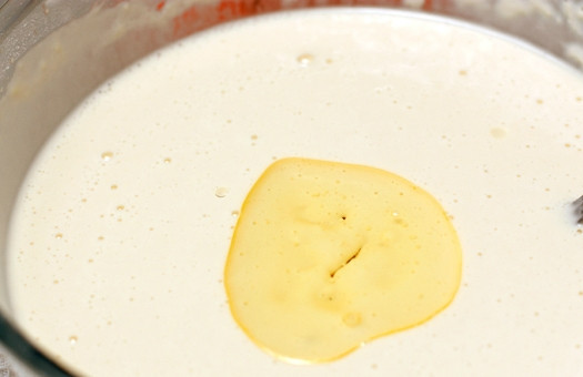 1. Этап. Тесто на блины на кефире: Наливаем в тесто около литра минеральной воды с газом. Блины на такой воде получаются особенно воздушными. Можно использовать только кефир, либо сыворотку. Подойдет и обычная вода. В конце вливаю растительное масло, чтобы блины не прилипали к сковородке и были более эластичны.