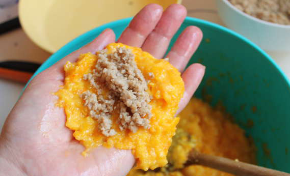 1. Этап. Тыквенные котлеты: Вбиваем в тыквенную смесь яйца. Перемешиваем, чтобы масса была равномерной и липкой. Выкладываем на ладошку немного тыквенной смеси. Закладываем в серединку фарш. Сверху кладем еще пласт тыквенной массы. Формируем котлетки, обваливаем в сухариках.