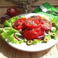 Салат Мартовский Лук, помидоры, оливки, и перец режем кружочками. Сельдерей нарезаем кубиками. Делаем заправку: смешиваем масло, соевый соус и сладкую ( не острую) горчицу. Собираем салат : на тарелку выкладываем листья салата. Далее перец, лук, оливки с сельдереем. Сверху помидоры. Поливаем нашей заправкой, и украшаем кунжутом.