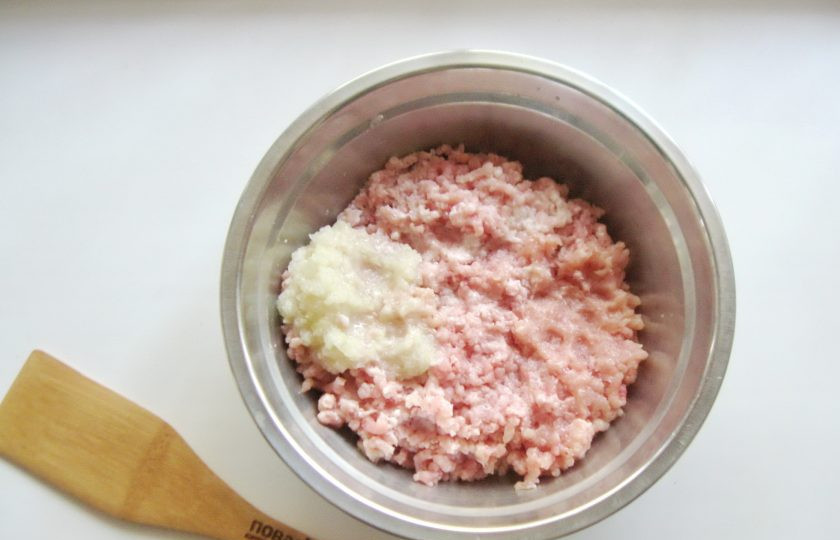 1. Этап. Котлеты из свинины с грибами: Пропустите через мясорубку лук, чеснок и свинину.