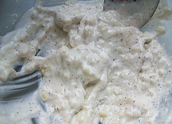 1. Этап. Чесночный соус с майонезом: 4. Вот и все - менее пятнадцати минут и соус готов. Вместе с ним можно употреблять жареное, вареное и запеченное мясо. Более того, таким соусом можно заправлять овощные салаты.