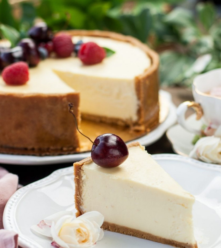 1. Этап. Торт Нью Йорк: 9. Затем снимаем форму и украшаем чизкейк по вкусу. У меня это были сезонные фрукты и ягоды.