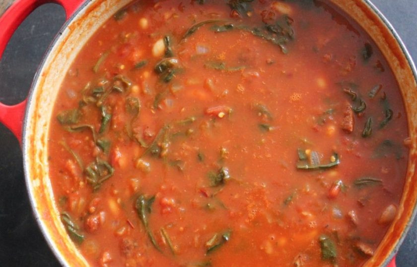 1. Этап. Овощное рагу с колбасой: Мелко нашинкуйте помидоры. Добавьте их вместе с бобами и бульоном к остальным ингредиентам. Доведите до кипения блюдо. Потом уменьшите огонь и готовьте 15 минут.