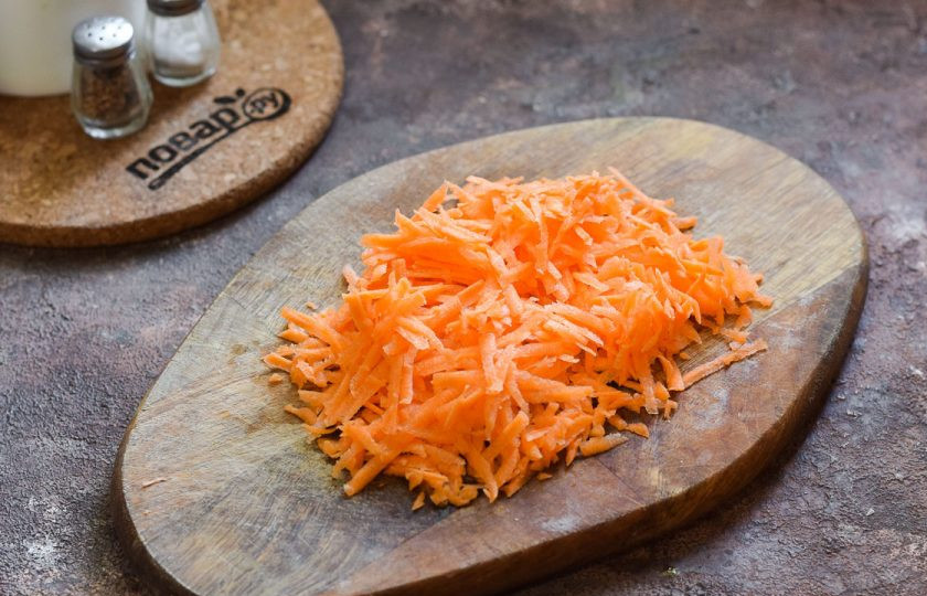 1. Этап. Салат из маринованной капусты с морковью: Морковь очистите и вымойте, после натрите морковь на средней терке.