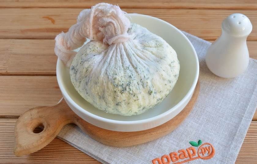 1. Этап. Домашний сыр из молока и сметаны: Завяжите марлю. Подвесьте минут на 10-15 сыр, чтобы лишняя влага стекла. Потом уложите в глубокую тарелочку сыр и поставьте сверху груз. Уберите на 4-5 часов конструкцию в холод.