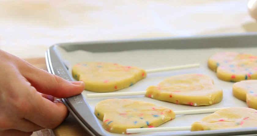 1. Этап. Кейкпопсы Валентинки: 8. Теперь отправьте изделия запекаться в духовку на 10 минут при 180 градусах.