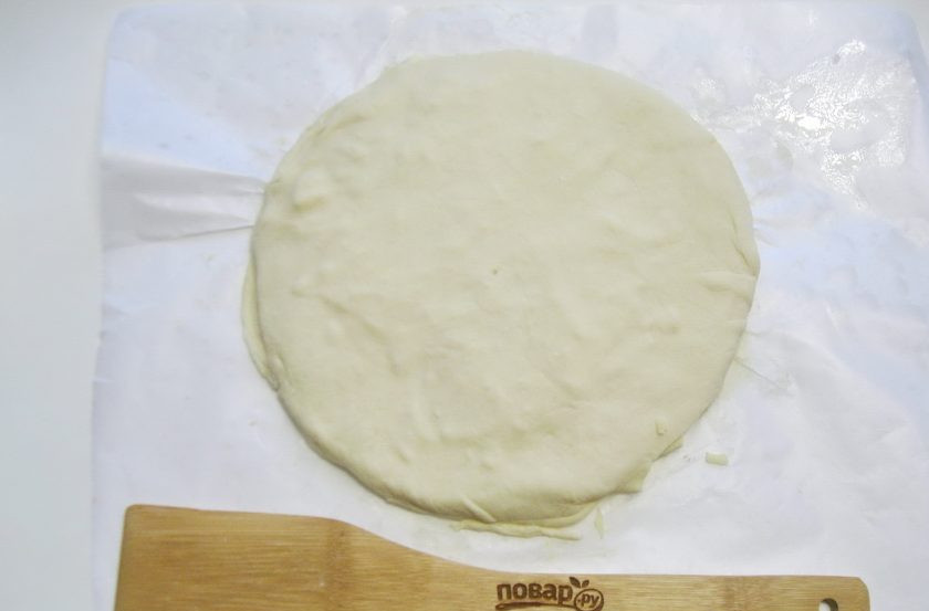 1. Этап. Итальянский хлеб с сыром: Раскатайте таким образом каждый шарик теста, смазывая его маслом и посыпая сыром, кроме последнего. Выкладывайте круги один на другой стопкой.