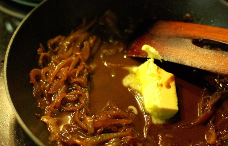 1. Этап. Антрекот из говядины: Затем вливаем бульон и добавляем сливочного масла. Бульон должен наполовину выкипеть и прекратиться в густой соус.