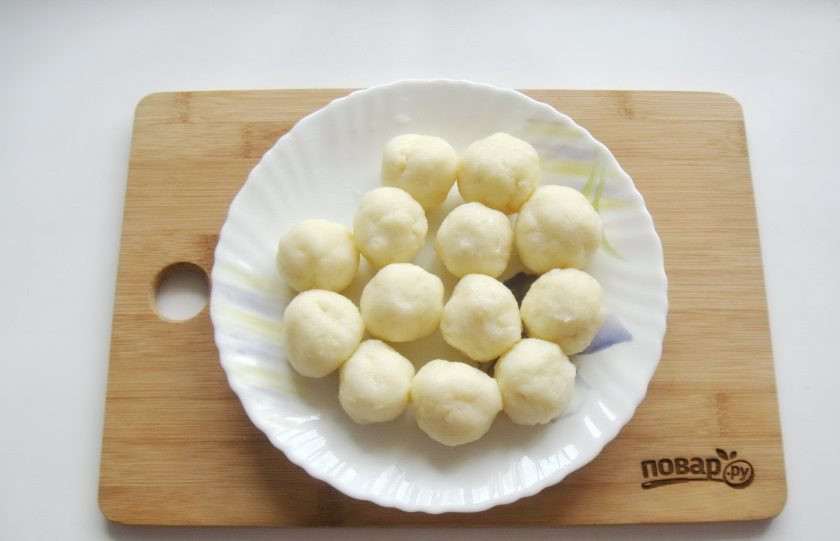 1. Этап. Манный десерт: Приготовленную густую манную кашу охладите. Влажными руками сформируйте шарики размером чуть больше грецкого ореха.
