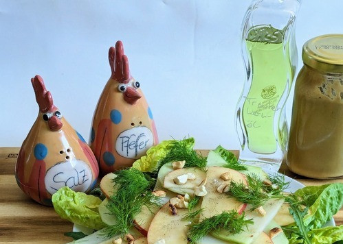 1. Этап. Салат из кольраби и яблока: Добавить пару листьев любого салата ( на ваш выбор), перемешать и посыпать орехами.