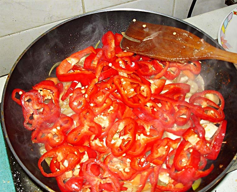 1. Этап. Печень по-деревенски: И забрасываем болгарский перец. Помешивая, готовим 5-7 минут.