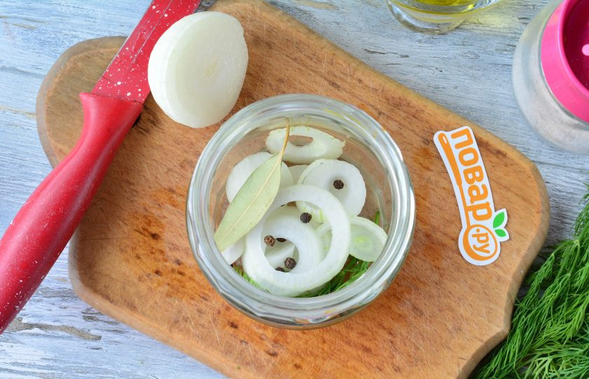 1. Этап. Сладкие маринованные помидоры дольками: На дно чистой простерилизованной банки выложите перец горошком, колечки лука и лавровый лист.