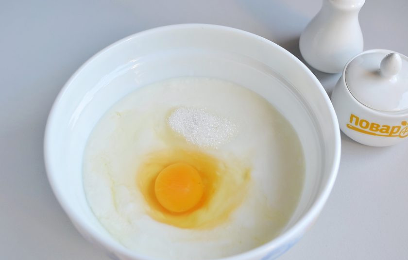 1. Этап. Ленивые пирожки с зеленым луком и яйцом: 2. Кефир соедините с солью, сахаром и яйцом. Перемешайте венчиком или вилочкой.