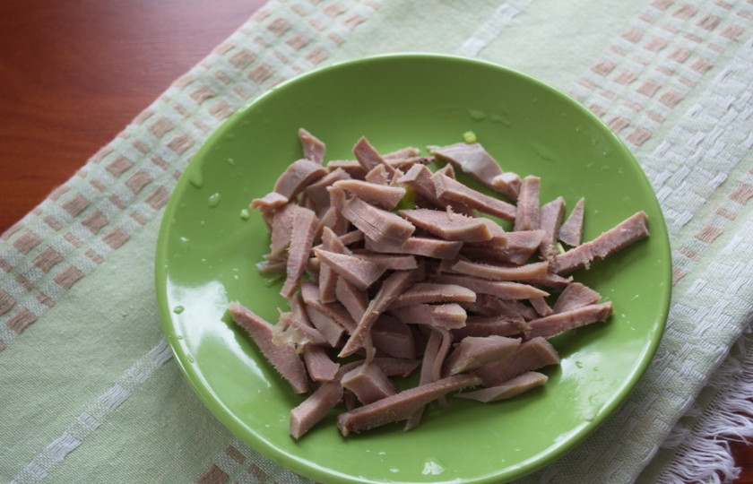 1. Этап. Салат в бокале: К капусте добавить щипку соли, перца и немного сахара. Помять капусту руками. Отварной язык нарезать соломкой. Говяжий язык или свиной - не имеет значения.