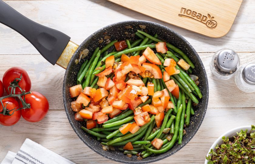 1. Этап. Фасоль по-египетски: Помидоры порежьте кубиками и добавьте в сковороду. Тушите на огне выше среднего пару минут.