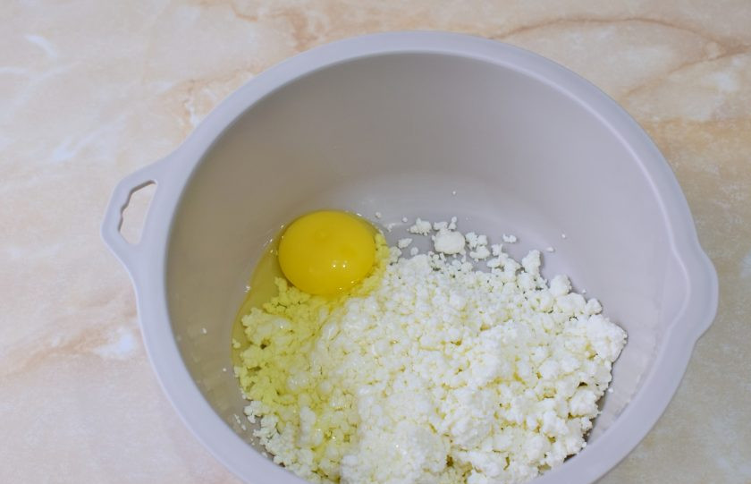1. Этап. Творожные лепешки в духовке: Творог соедините с яйцом.