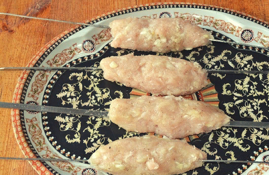 1. Этап. Люля-кебаб из курицы на мангале: Сформируйте из фарша небольшую 