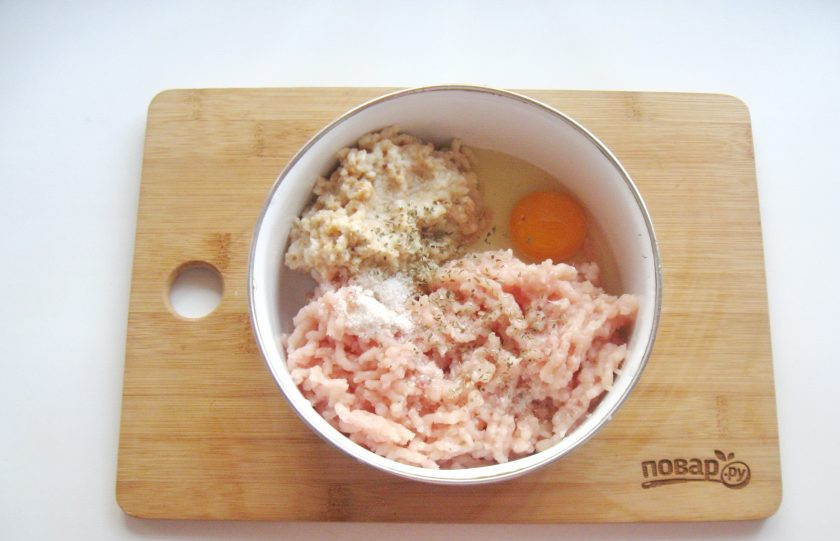 1. Этап. Куриные котлеты с базиликом: Всыпьте соль и сушеный базилик.