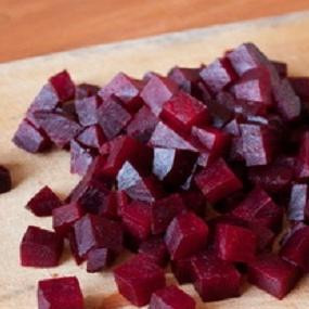 1. Этап. Салат из свеклы, козьего сыра и рукколы: 1. Отварить свеклу. После того, как она остынет, почистить и порезать на небольшие кубики.