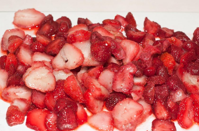 1. Этап. Торт с кремом из сливок: Клубнику нарежьте дольками. Пару ягод оставьте для украшения.