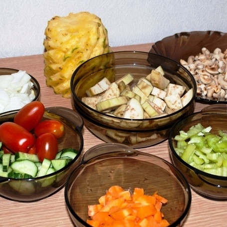 1. Этап. Овощи в кисло-сладком соусе с кешью: Нарезаем овощи крупными кубиками.