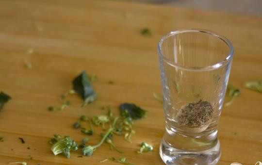 1. Этап. Вегетарианский суп из брокколи: 2. Добавляем любых специй, по вкусу, солим. В этом рецепте мы добавляем зиру, розовые и черные перцы, тимьян и мускатный орех.