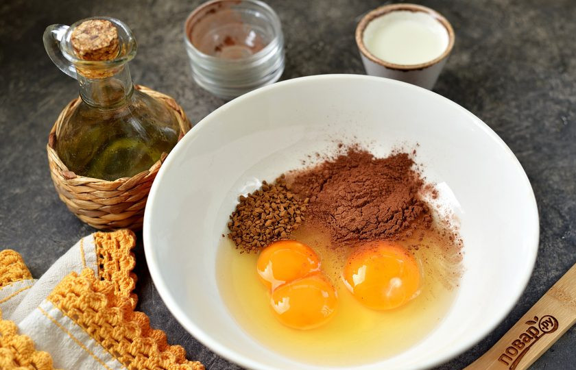1. Этап. Шоколадно-кофейный омлет: Разбейте в глубокую миску два крупных куриных яйца, добавьте растворимый кофе и какао-порошок. У меня в одном яйце оказалось два желтка.