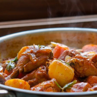 Курица, тушенная с луком и морковью