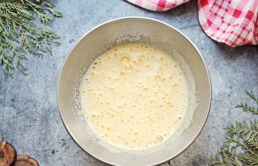 1. Этап. Торт Белые ночи: Яйца разбейте в миску, добавьте соль, сахар и взбейте в пышную, светлую массу.