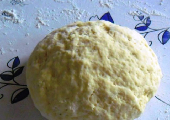 1. Этап. Самса на кефире: Соберите тесто в шар, накройте и оставьте на час.