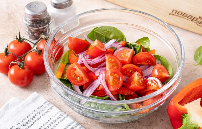 1. Этап. Салат со шпинатом и перцем: Помидоры черри разрежьте на четвертинки.