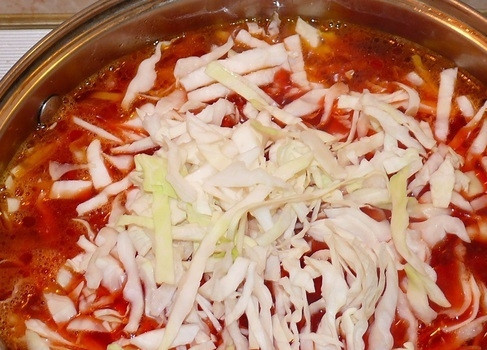 1. Этап. Вкусный борщ с тушенкой: 8. Проварите минут 7. Посолите и поперчите по вкусу. Добавьте нашинкованную мелко капусту.
