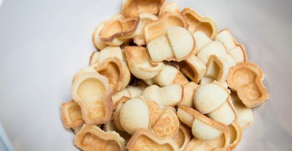 1. Этап. Рецепт печенья Грибочки в формочках: Выньте печенье из формы и дайте ему остыть. Поломанное печенье измельчите в крошку.