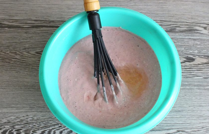 1. Этап. Малиновые панкейки: По истечении времени добавьте растительное масло, перемешайте.