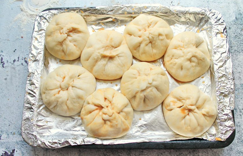 1. Этап. Несдобные пирожки: Накройте пирожки и дайте расстояться в течение 10-15 минут в теплом месте для подъема. Залейте чай кипятком и дайте настояться. Смажьте верх пирожков и выпекайте в горячей духовке в течение 15-20 минут, до золотистого цвета. Достаньте пирожки из духовки, смажьте растительным маслом и накройте на 5 минут, чтобы они отпыхли.