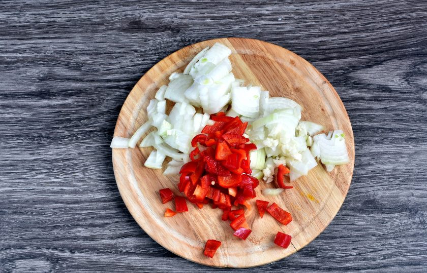 1. Этап. Индийский суп из чечевицы: Лук и сладкий перец нашинкуйте короткой соломкой. Чеснок придавите плоской стороной ножа и порубите.