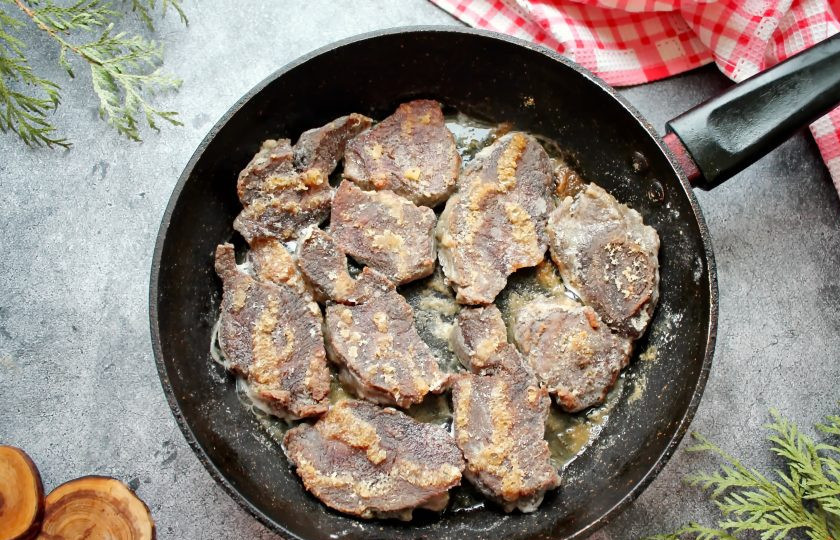 1. Этап. Томленые говяжьи щечки: Говяжьи щечки сполосните, обсушите и порежьте порционными кусками. Щечки поперчите, обваляйте в муке и обжарьте на сковороде в горячем масле с двух сторон до румяной корочки.