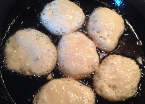 1. Этап. Оладьи на молоке и дрожжах: Нагреваем на среднем огне сковороду с растительным маслом и набираем тесто столовой ложкой с края. Выкладываем на сковороду, формируя оладьи.