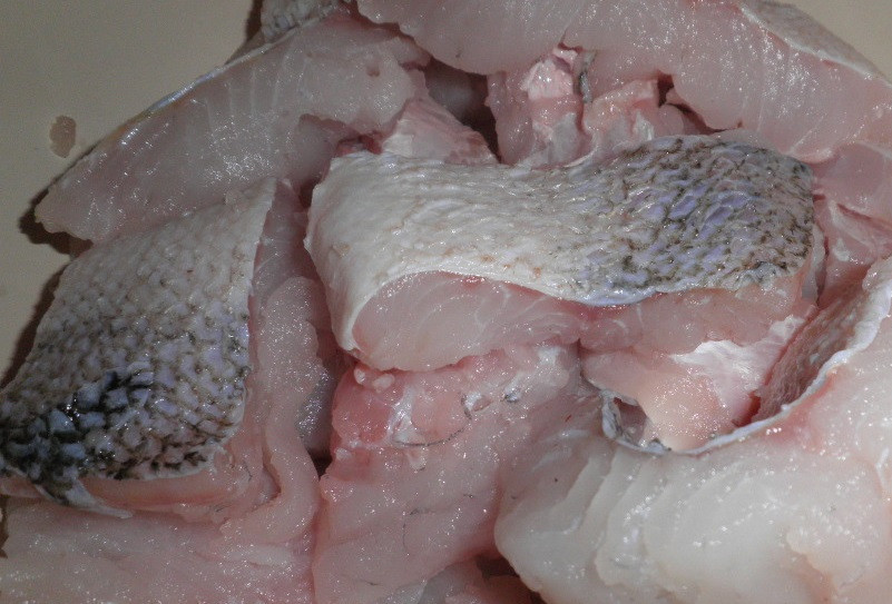 1. Этап. Жареный судак: Нарежьте его порционными кусочками.