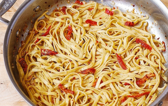 1. Этап. Спагетти с вялеными томатами: Затем добавьте спагетти в сковороду. Перемешайте и всыпьте соль.