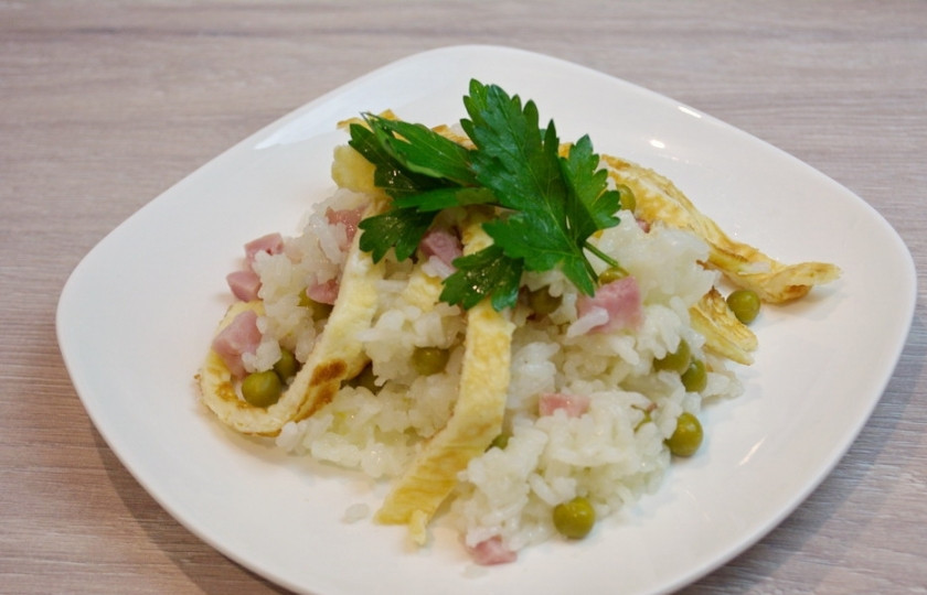 1. Этап. Рис по-кантонски: Приправьте рис по вкусу. Выложите его на тарелку и подайте к столу.