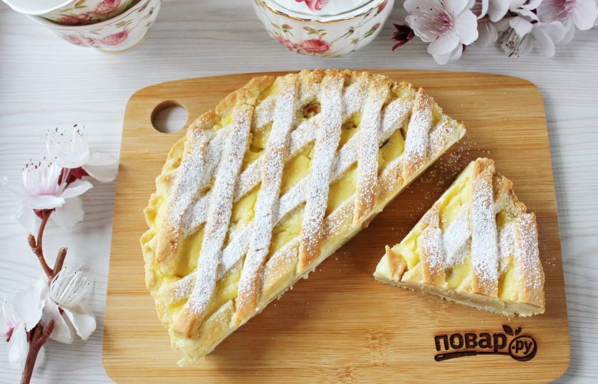 1. Этап. Песочный пирог с яблоками и заварным кремом: Песочный пирог с яблоками и заварным кремом готов. Охладите его, нарежьте и подавайте к столу.