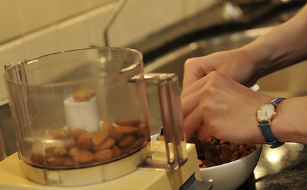 1. Этап. Американский яблочный пирог: Первым делом при помощи блендера измельчаем в порошок миндаль.