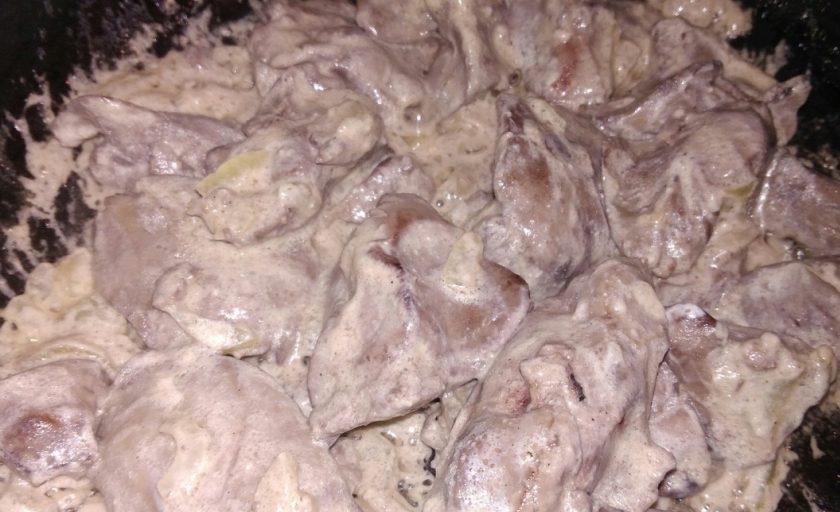 1. Этап. Печень куриная, тушенная в сметане: 5. Затем добавьте муку, равномерно ее распределив, а также стакан воды. Теперь тушите при периодическом помешивании. Мука позволит соусу загустеть, только хорошо перемешайте, чтобы не было комков.