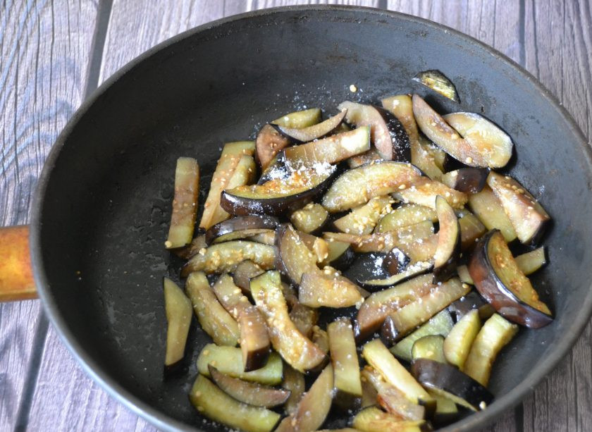 1. Этап. Кавказский салат: Обжарьте баклажан на растительном масле, стараясь, сохранить форму, посолите.