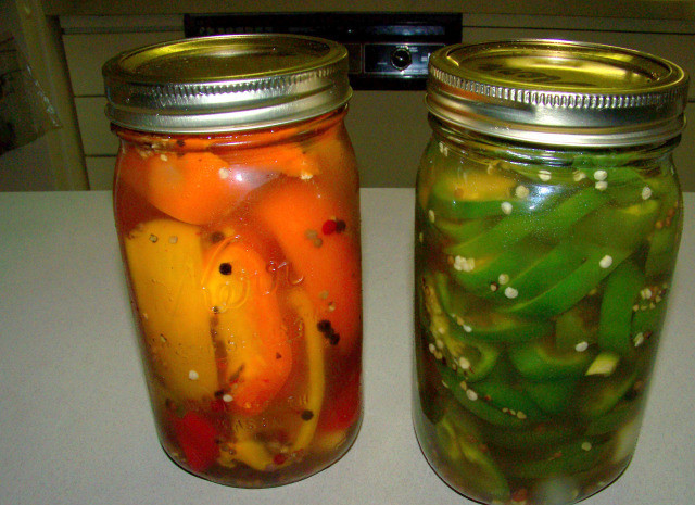 1. Этап. Закатка болгарского перца на зиму: 3. Затем заливаем этим маринадом перцы и закрываем банки крышками.