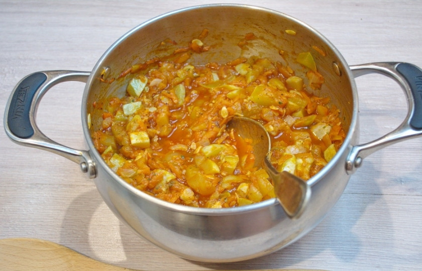 1. Этап. Кабачковая икра без жарки: Тушите икру до готовности. В целом время тушения составляет около 40 минут. В конце приготовления добавьте уксус. Варите еще 1 минуту и выключите.