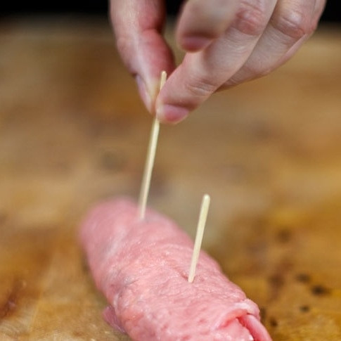 1. Этап. Рулетики из телятины: Мясо телятины очень нежное, поэтому рулетики нужно закрепить зубочистками, иначе они развалятся.